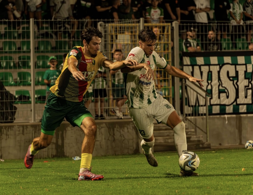 Shielding the ball in a league match